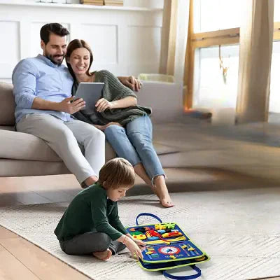 jeu montessori enfant joue salon parentssur canape