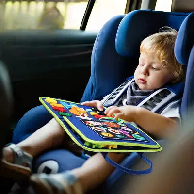 jeux montessori bébé joue dans siège auto