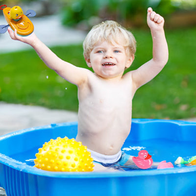 jouet de baignoire bébé garçonnet pataugeoire avec canard kayak dans main