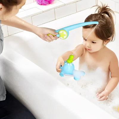jouet de baignoire bébé maman montre canne pêche bébé