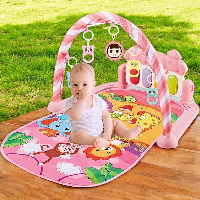 tapis éveil rose bébé assis jardin